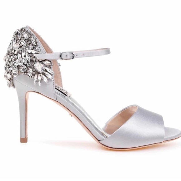 Badgley Mischka NWT Silver Harbor Crystal Embellished Pump Size 11